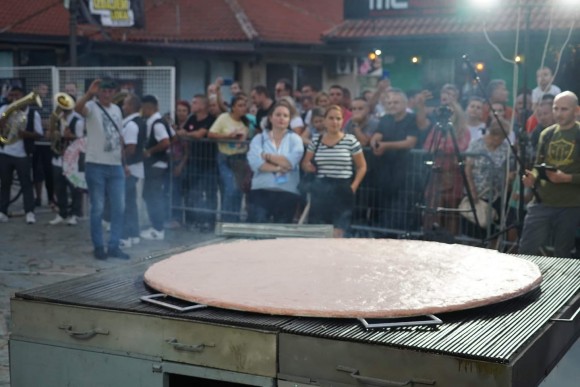 Pleskavica velikanka, ki je bila narejena na letošnji